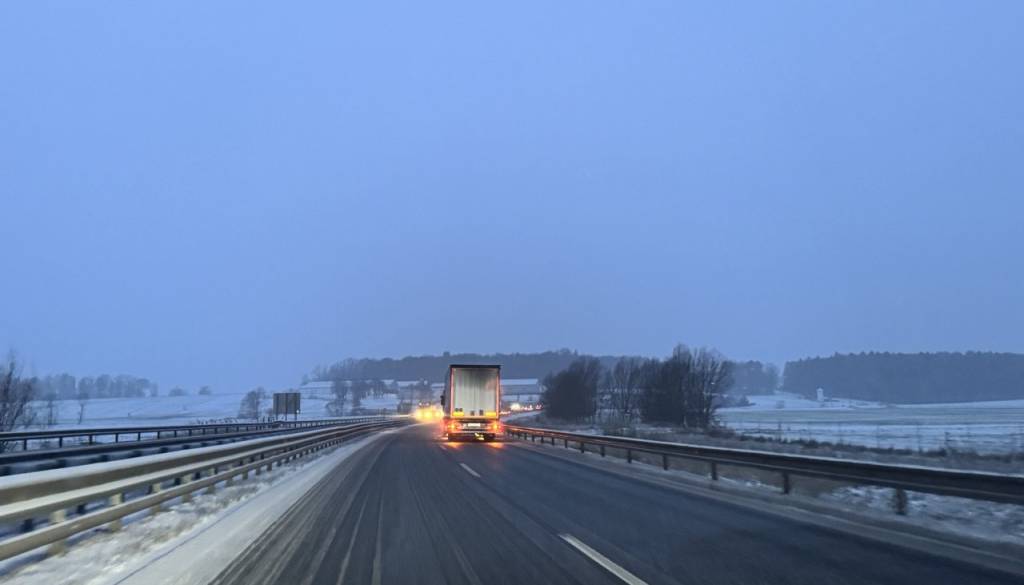 Praznik svetih treh kraljev prinaša več prometa in zahtevne zimske razmere