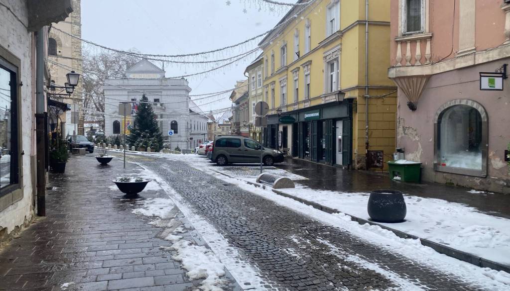 Obilno sneženje in hud mraz, jutri ponekod do minus 14 stopinj Celzija