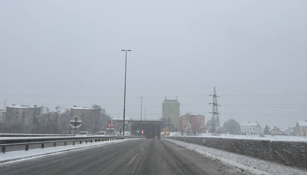 Zaradi zdrsov tovornjakov zaprta primorska avtocesta, težave tudi na štajerski avtocesti