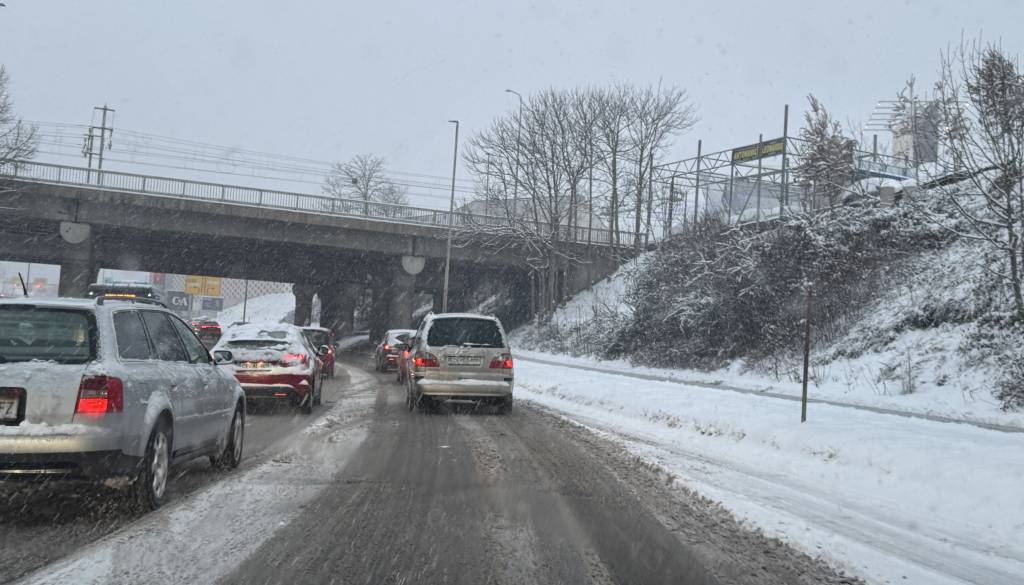 FOTO in VIDEO: Bodite previdni! Sneg se oprijema cestišča, takšno je stanje v Mariboru