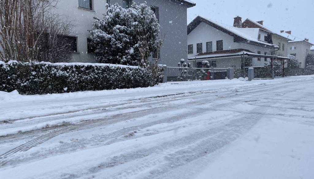 FOTO: Obilno sneženje povzroča težave, nesreča v Murski Soboti, avto na strehi in neprevozne ceste