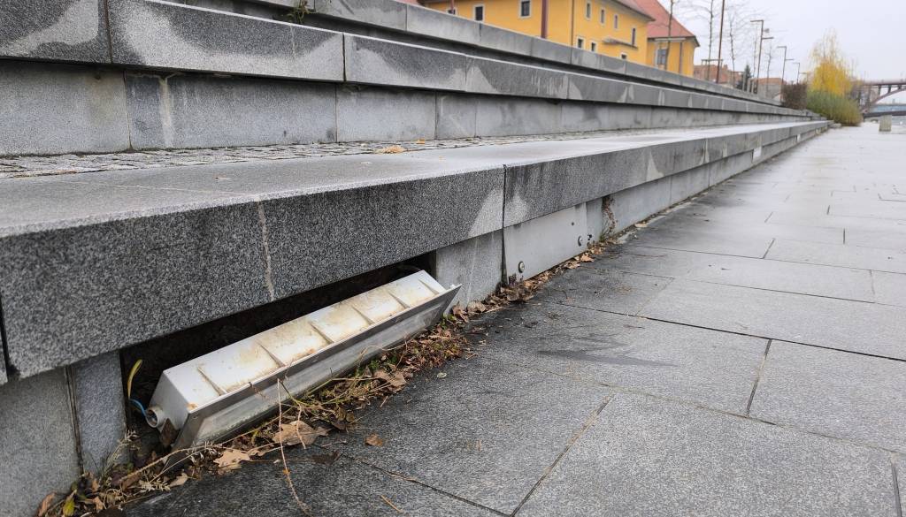 FOTO: Razsvetljava na prenovljenem Lentu razpada, potrebna bo kompletna obnova