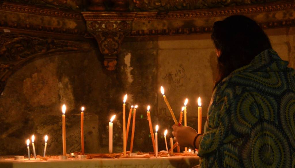 Pravoslavni verniki v Mariboru praznujejo: Od zažiganja badnjaka do kruha s skritim kovancem