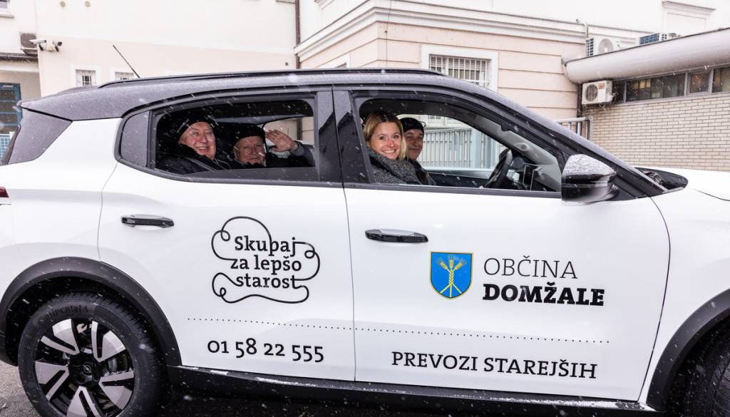 Domžale z darilom za starejše: Električni avto jih bo vozil brezplačno
