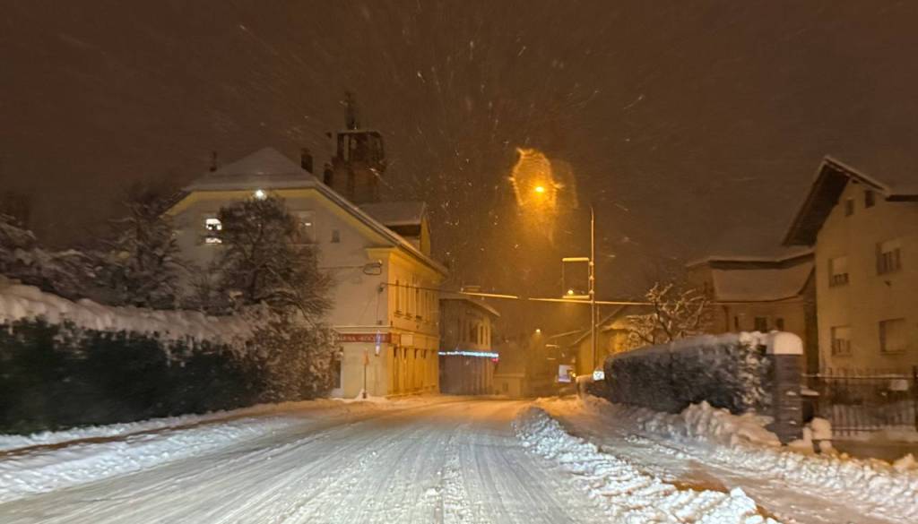 FOTO in VIDEO: Popoldne na Dolenjskem v znamenju spolzkih vozišč, slabega pluženja in jeznih voznikov