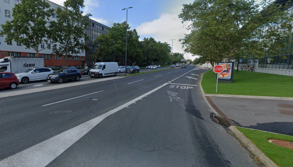 Neustrezen ali nujen? Stop znak na Celovški buri duhove