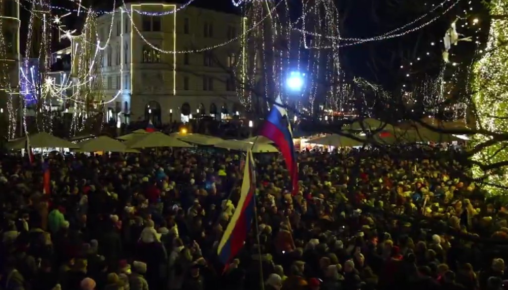 Zoran Janković o dnevu, ko je pomagal Dedku Mrazu deliti bombone in gledal Janeza Janšo plesati na shodu harmonikarjev