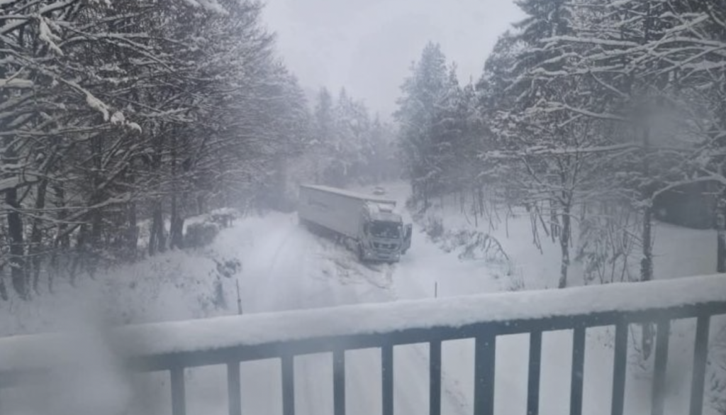 FOTO: Pozor, zdrs tovornjaka na cesti Kočevje-Ljubljana! 