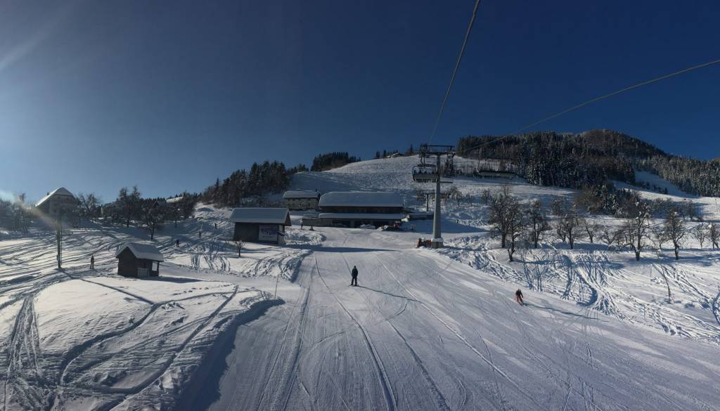 Stari vrh že skoraj pripravljen na prve smučarje. Prvič na progo v tej sezoni že ta teden