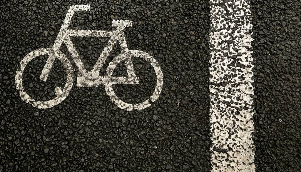 Brez kolesarskega pasu ob Ljubljanici, občina obljublja ureditev