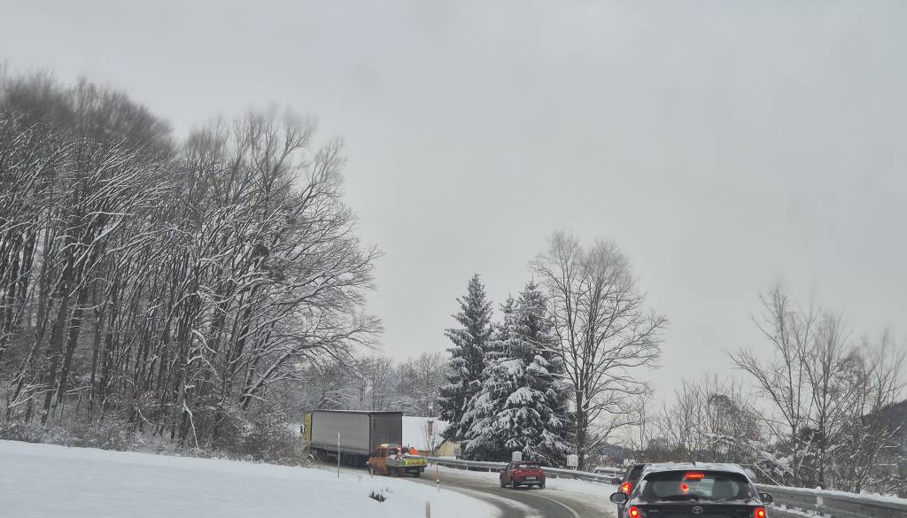 FOTO in VIDEO: Zastoj na cesti Mihalovci–Libanja, tovornjak obtičal