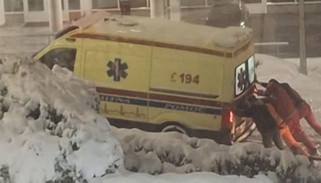 Reševalno vozilo obtičalo v snegu pred bolnišnico