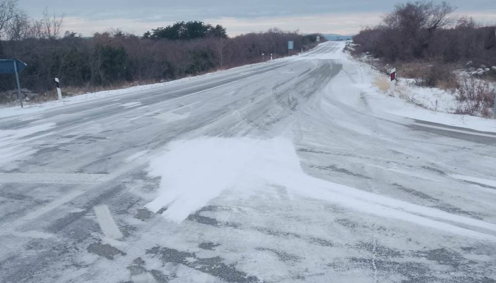 VIDEO: Zima ukleščila Krk in preštevilne zasačila brez zimske opreme