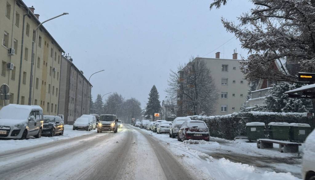 Sneg ponehal, burja na Primorskem v sunkih do 100 kilometrov na uro