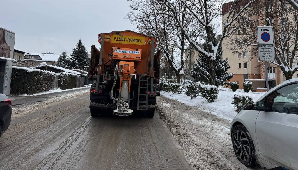 Občani razburjeni zaradi pluženja. Župan: Grožnje in žalitve so nedopustne