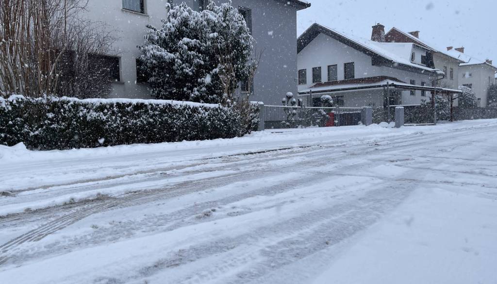 Po sneženju mirneje, a burja na Primorskem še vedno povzroča težave