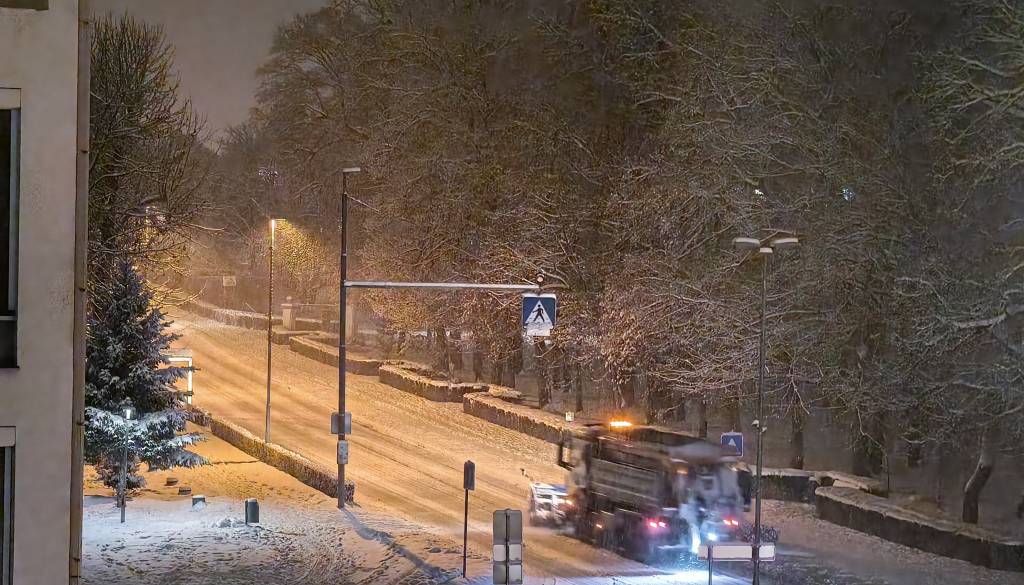 Ob sneženju aktiviranih 17 ekip, Komunala skrbela za 156 kilometrov cest