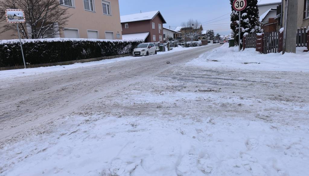 FOTO in VIDEO: Studenčani razočarani! Plugi po nekaterih ulicah niso zapeljali niti enkrat
