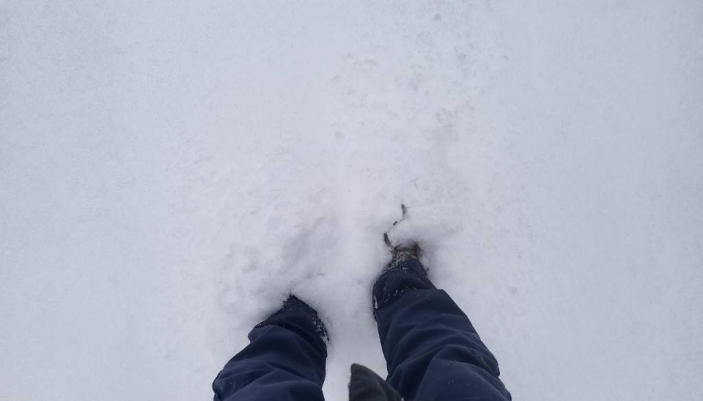 Pred hišo kidal sneg in pod snežno odejo našel mrtvega moškega