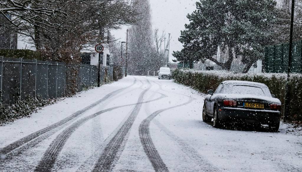 Kako voziti v zimskih razmerah? Zimska oprema ni zagotovilo za varnost