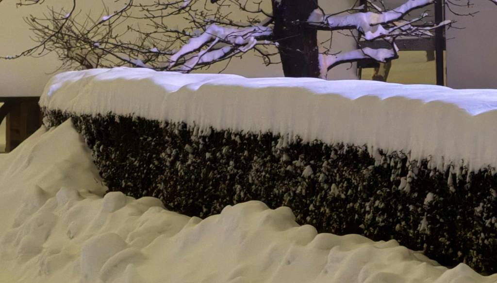 Pretresljivo: med kidanjem snega pred hišo naletel na mrtvega moškega