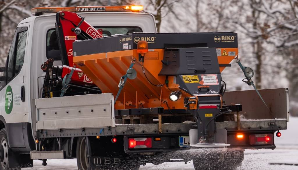 Vso noč so bili na terenu: Kako je zimska služba premagala sneg v Ljubljani