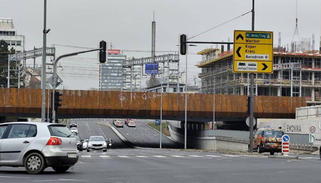 Bo nova železniška postaja kmalu enako počečkana? Grafit na Dunajski vztraja, Janković odgovarja