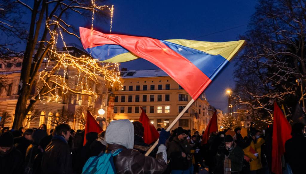 FOTO in VIDEO: Ljubljana se danes trese, pred Moderno galerijo poteka protest v podporo Venezueli  