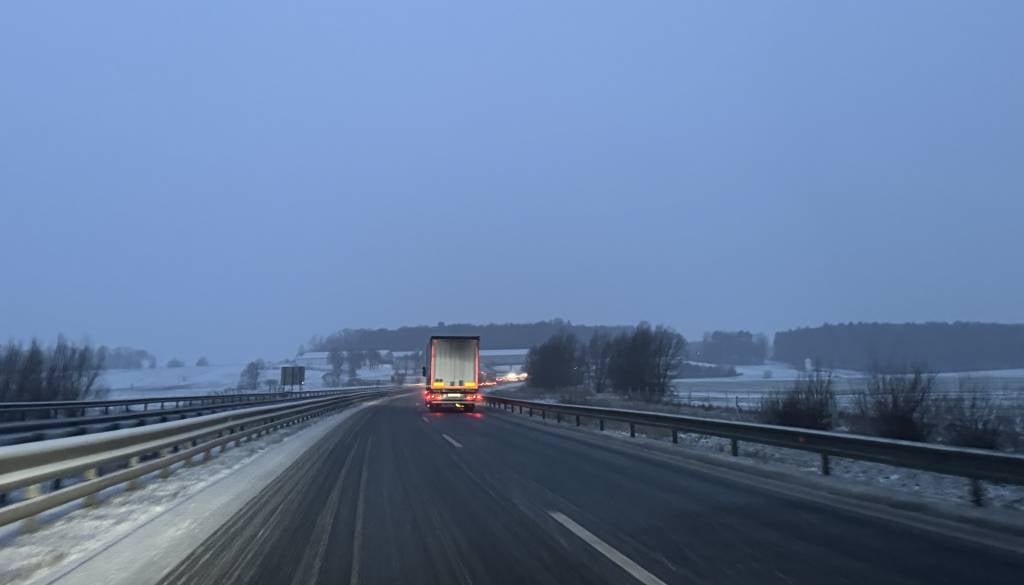 Saj ni res, pa je! Pijan voznik na avtocesti prevažal potnike, ustavili so ga mariborski policisti
