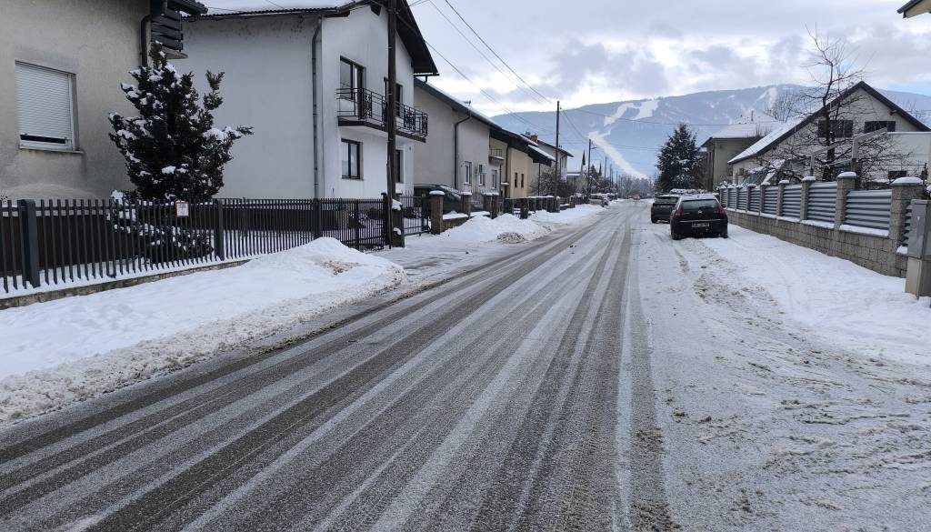 FOTO in VIDEO: V Mariboru sneg prehaja v ledeni dež, meteorologi opozarjajo na veliko nevarnost poledice