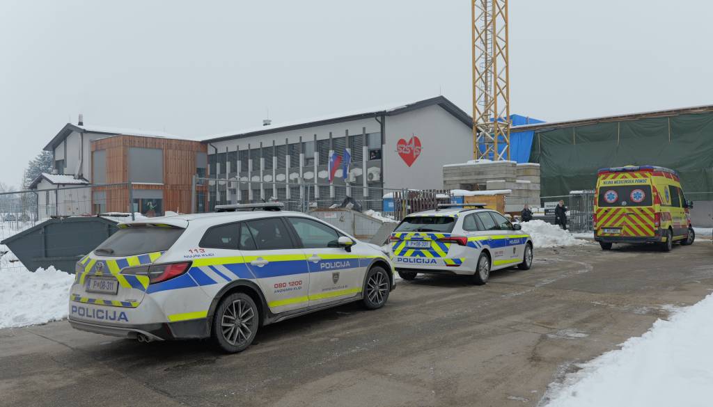 Incident v Prekmurju: Dijak prvega letnika z nožem napadel dijakinjo