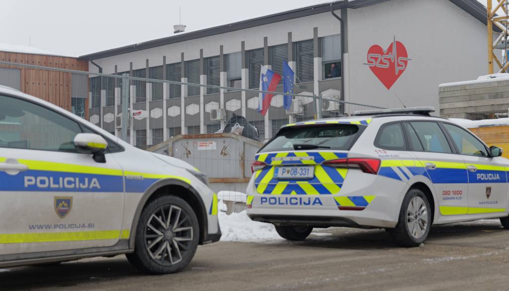 FOOT in VIDEO: Policija razkrila podrobnosti: Sporočili so nam, da neznanec z nožem napada mimoidoče