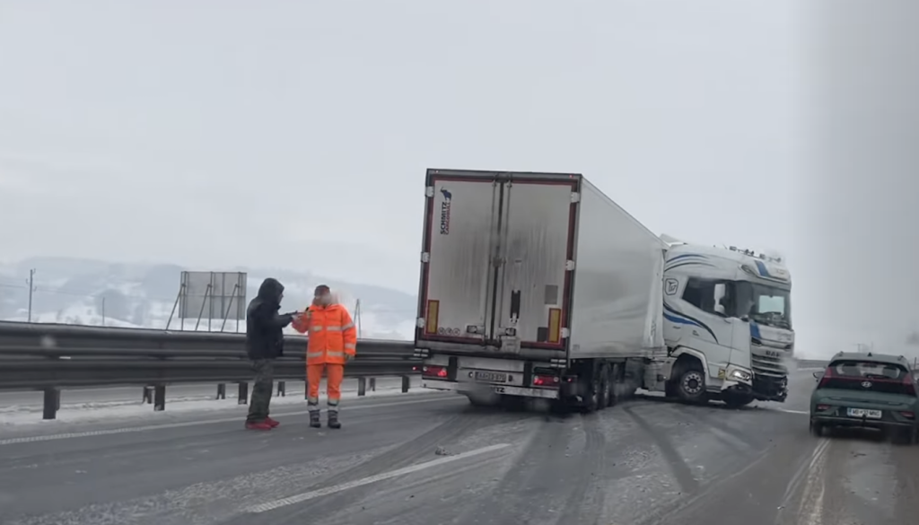 Prometna nesreča tovornjaka ohromila promet proti Mariboru