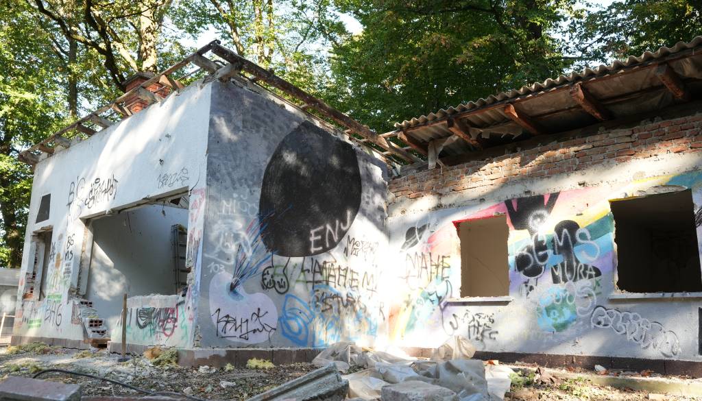 FOTO: Zotka odhaja v zgodovino, v mestnem parku zabrneli gradbeni stroji