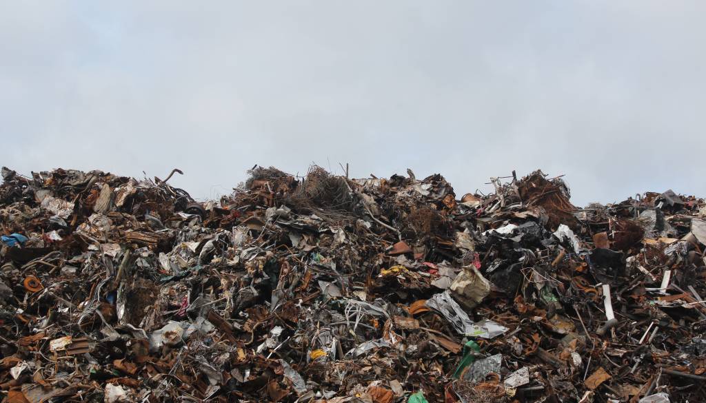 Šokantno pričevanje iz Kostaka: V eni izmeni naj bi zakopali tudi do 500 ton odpadkov