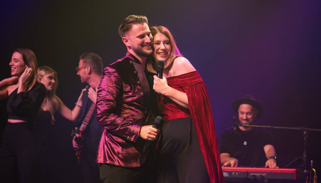 FOTO in VIDEO: Gregor Ravnik v Mursko Soboto prinesel preplet opere in pop glasbe