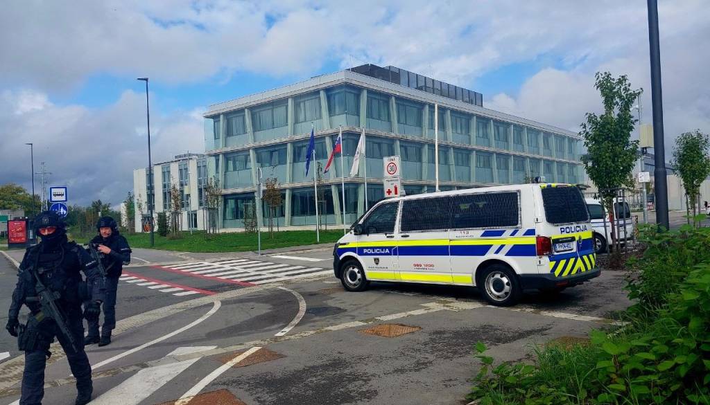 FOTO in VIDEO: Velika selitev zapornikov v Dobrunje, ničesar niso prepustili naključju