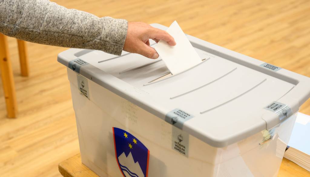 REFERENDUMI 2026: Kako so odločili Slovenci? Čakamo prve rezultate