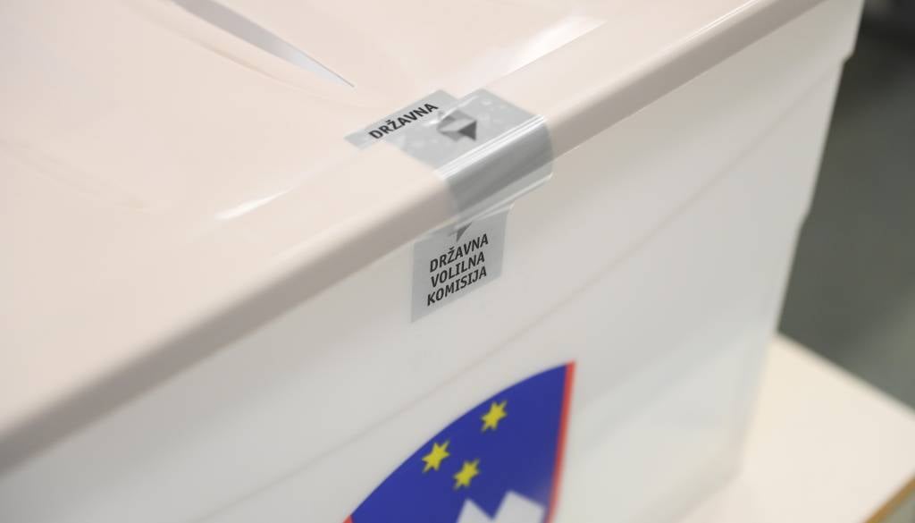 Smrt volivca na volišču, glasovanje podaljšali do 20.30