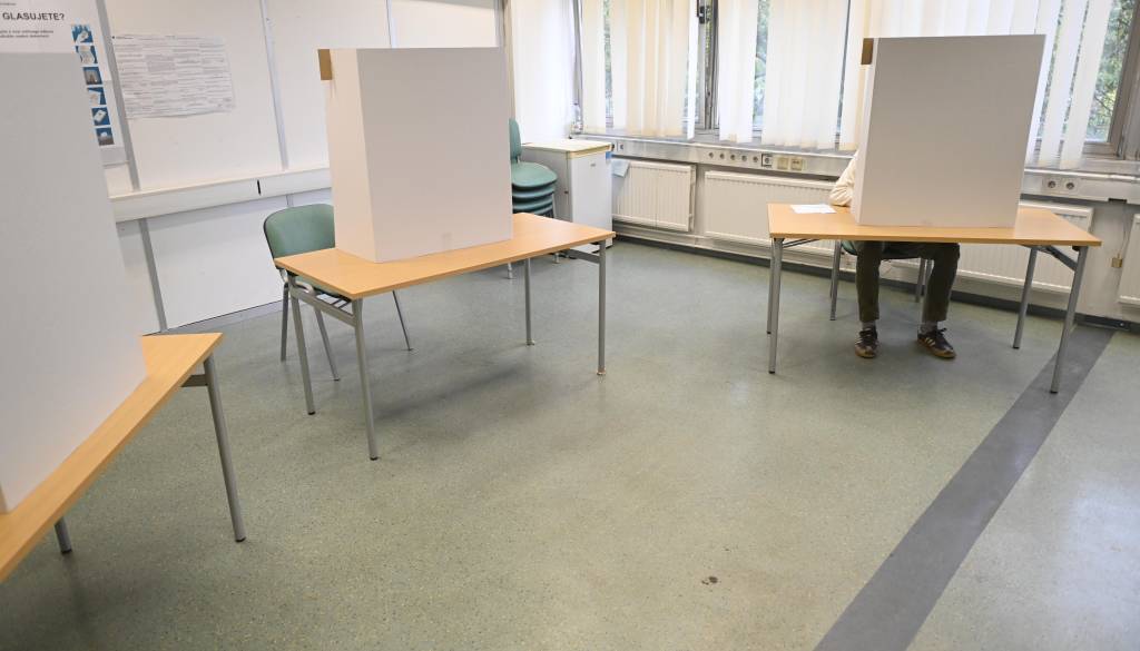 Volišča so odprta: Slovenci danes odločajo tudi o RTV-prispevku in socialni pomoči