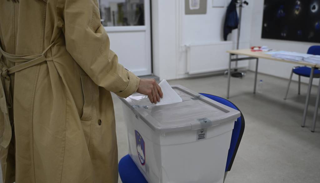 Tragičen dogodek na referendumsko nedeljo: Na volišču umrl volivec