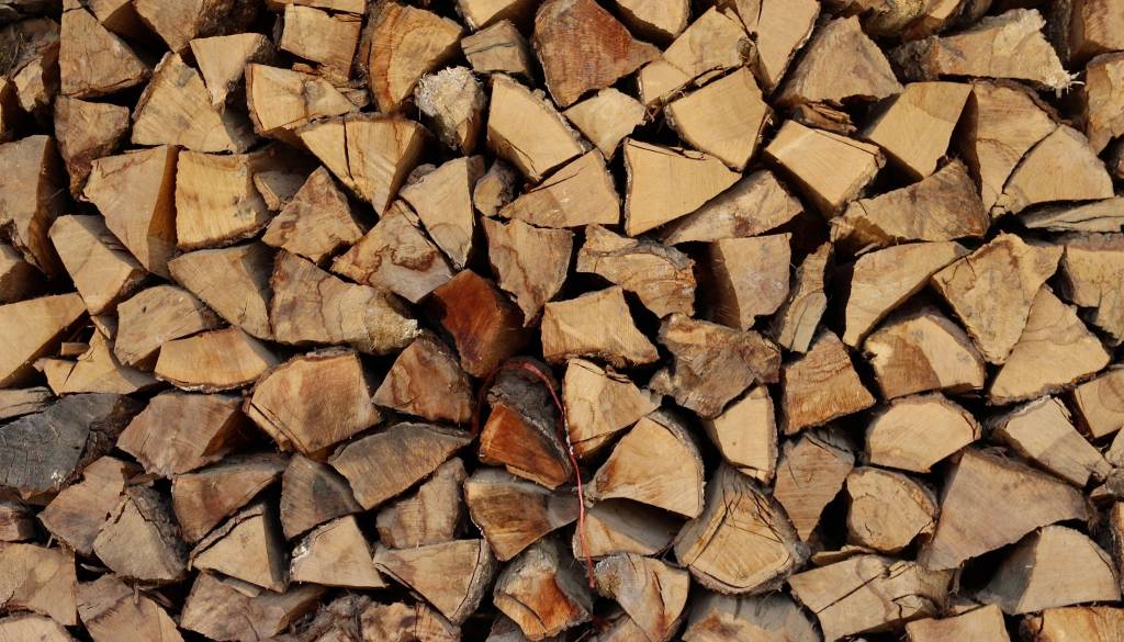 Kupujete drva ali pelete? Pred nakupom preverite, kaj je razkril najnovejši test