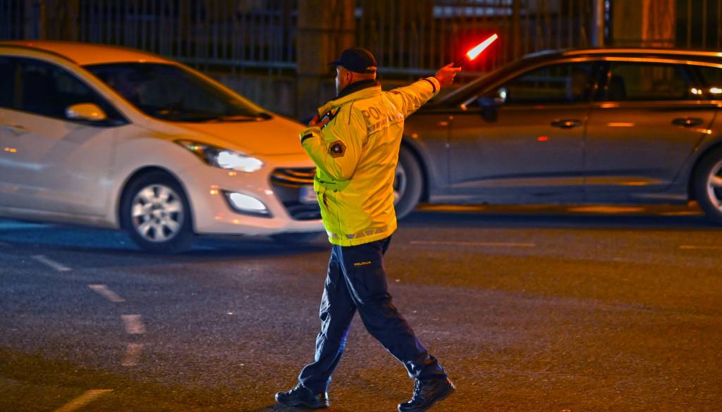 Bežal pred policisti in nevarno prehiteval: Nato je avtomobil večkrat obrnilo, poškodovane tri osebe