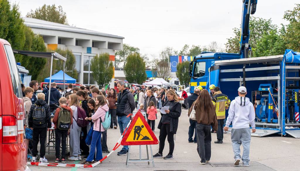 V Dolu pristal vojaški helikopter, obiskovalce navdušili tudi reševalni psi