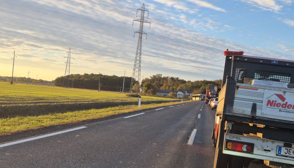 Pozor, vozniki! Pri Rimski Čardi avtobus zdrsnil v jarek
