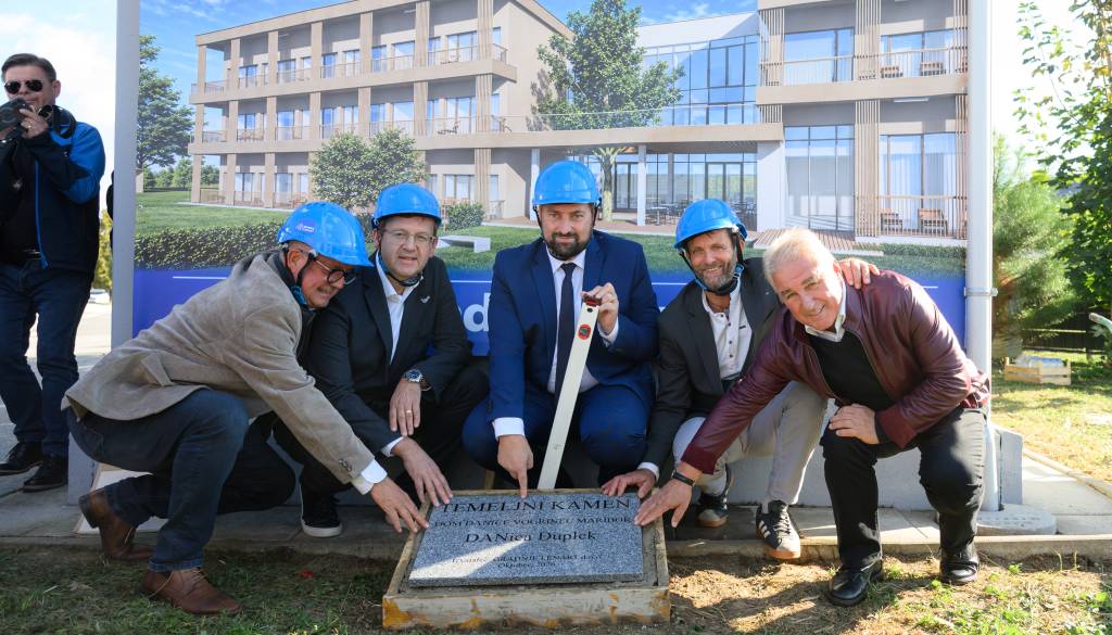 FOTO in VIDEO:  V Dupleku položili temeljni kamen za nov dom starejših, toliko stanovalcev bo sprejel