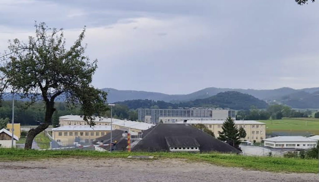 Bi delali v zaporu? Na Dobu zaposlujejo, takšni so pogoji in plača