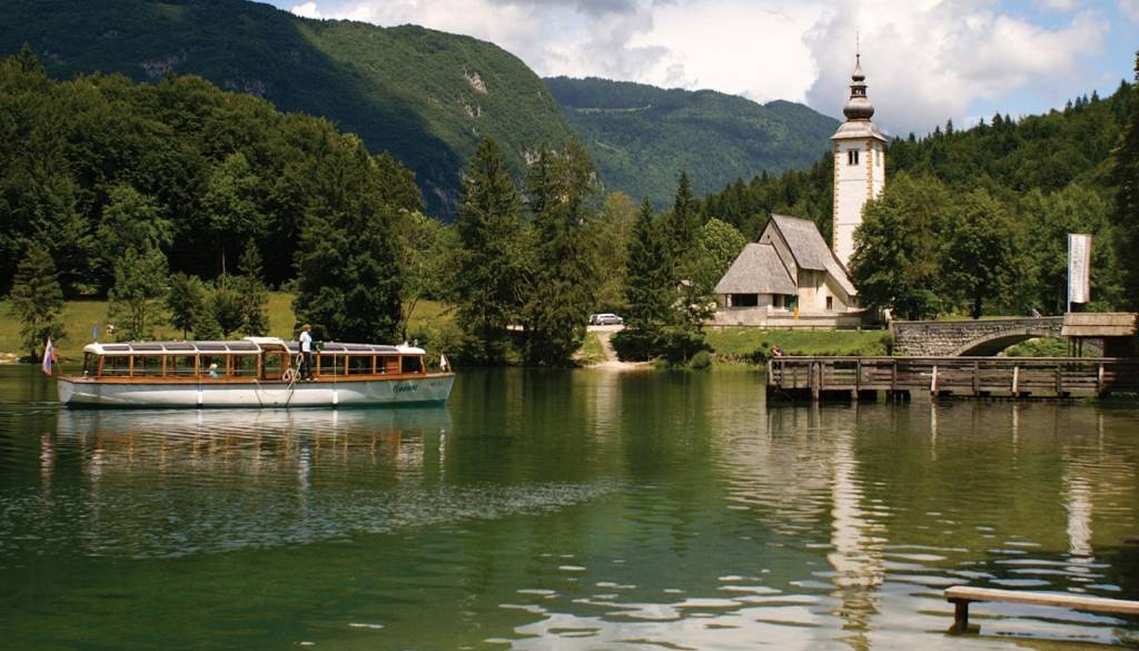 Bohinj vabi na jesenski počitniški program: delavnice, pohodi in pol cenejša plovba po jezeru