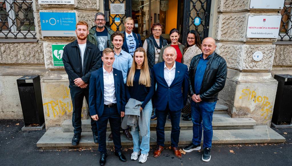 FOTO in VIDEO: SDS vložila kandidaturo za mestni svet, Kangler napovedal boj za prvo mesto