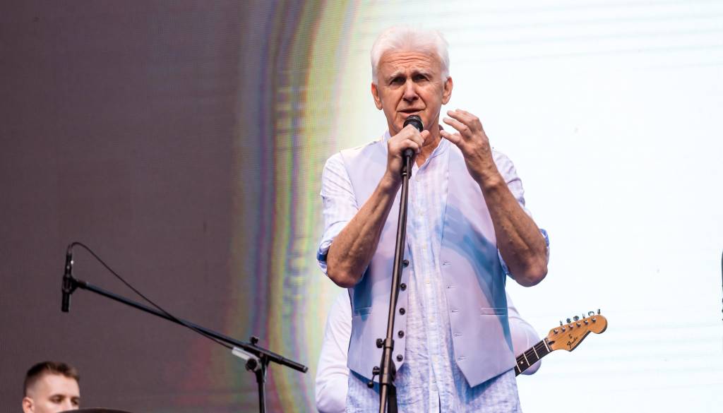 Po skoraj 50 letih na glasbeni sceni Andrej Šifrer pripravlja nekaj posebnega